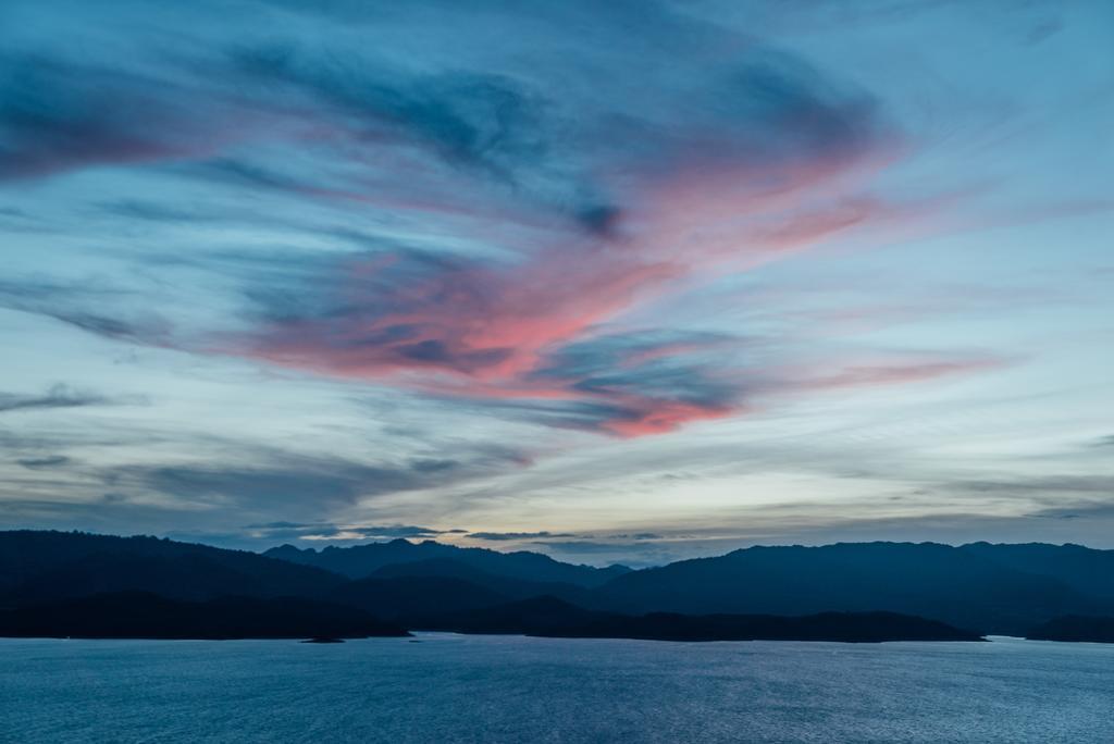Thawsi Lake Hill Si Sawat Bagian luar foto